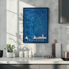 Blau-weiße minimalistische Karte von Toulouse von Minimalist Toulouse Map Poster zeigt eine blaue minimalistische Karte von Toulouse mit weißen Gebäudesilhouetten am unteren Rand; Kunstwerk mit dem Titel „Minimalistische Karte von Toulouse“