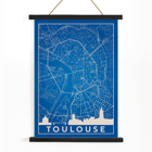 Blau-weiße minimalistische Karte von Toulouse von Minimalist Toulouse Map Poster zeigt eine blaue minimalistische Karte von Toulouse mit weißen Gebäudesilhouetten am unteren Rand; Kunstwerk mit dem Titel „Minimalistische Karte von Toulouse“