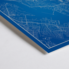 Opera d'arte minimalista di Amsterdam, raffigurante una planimetria dettagliata della città in blu e bianco. Manifesto artistico con mappa minimalista di Amsterdam, raffigurante una mappa blu e bianca di Amsterdam con strade cittadine e corsi d'acqua dettagliati.