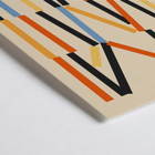Le Bauhaus Poster 6 du designer présente des lignes géométriques abstraites inspirées de l'exposition de Weimar Le Bauhaus Poster 6 inspiré de l'exposition de Weimar présente des lignes verticales abstraites en noir, orange et bleu sur fond beige.