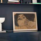 Cabeza de mujer de Egon Schiele, dibujo artístico de retrato expresivo Póster con Cabeza de mujer de Egon Schiele que muestra el rostro de una mujer con intrincados detalles de manos sobre un fondo texturizado