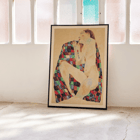 Desnudo femenino sobre tela a cuadros de Egon Schiele presenta a una mujer envuelta en una tela estampada de colores. Póster de Desnudo femenino sobre tela a cuadros de Egon Schiele que representa a una mujer desnuda sentada sobre una tela a cuadros de colores