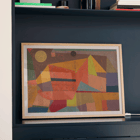 Fröhliche Berglandschaft von Paul Klee in lebendigen abstrakten Farben zeigt eine Bergszene Poster der „Freudigen Berglandschaft“ von Paul Klee mit abstrakten geometrischen Formen in leuchtenden Farben