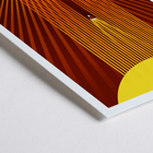 Póster de Solar Surfing de la NASA con rayos naranjas brillantes y diseño geométrico. Póster titulado Solar Surfing de la NASA presenta una nave espacial estilizada surfeando sobre erupciones solares que emanan de un sol amarillo brillante.