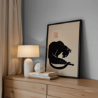 Pòster amb una il·lustració minimalista de gat negre titulada Black Cat 3 amb cal·ligrafia vermella sobre fons beix.