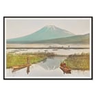 Vista del monte Fuji desde Kashiwabara con barcos en el agua Impresión en plata y albúmina coloreada a mano de Kazumasa Ogawa Póster del Monte Fuji visto desde Kashiwabara con dos personas en botes en un lago tranquilo por Kazumasa Ogawa