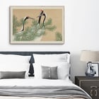 Drei Kraniche zwischen Kiefernzweigen im Kunstwerk „Cranes Tsuru“ von Ohara Koson. Poster mit Kranichen zwischen Kiefernzweigen von Ohara Koson, Kunstwerk mit dem Titel Cranes Tsuru