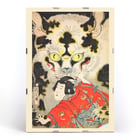 Azuma nishikie Pl.46 de l'artiste présente une personne en tenue traditionnelle avec une créature mythique en arrière-plan Poster intitulé Azuma nishikie Pl.46 mettant en scène un tigre aux yeux perçants derrière une silhouette en kimono rouge à motifs floraux