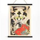 Azuma nishikie Pl.46 de l'artiste présente une personne en tenue traditionnelle avec une créature mythique en arrière-plan Poster intitulé Azuma nishikie Pl.46 mettant en scène un tigre aux yeux perçants derrière une silhouette en kimono rouge à motifs floraux