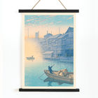 Paisagem matinal com barcos e casas na água por Kawase Hasui Manhã em Dotonbori Pôster de Manhã em Dotonbori, de Kawase Hasui, mostrando uma cena serena de rio com barcos e casas de madeira ao amanhecer.