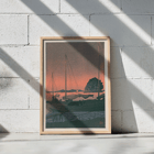 Tramonto sul porto di Ukiyo e di Kawase Hasui con barche e un tranquillo cielo serale Poster di Ukiyo e Harbour Sunset di Kawase Hasui raffigurante barche attraccate al tramonto con un'isola e montagne sullo sfondo