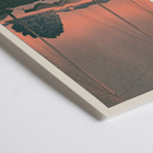 Tramonto sul porto di Ukiyo e di Kawase Hasui con barche e un tranquillo cielo serale Poster di Ukiyo e Harbour Sunset di Kawase Hasui raffigurante barche attraccate al tramonto con un'isola e montagne sullo sfondo