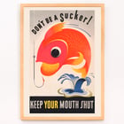 Seien Sie kein Trottel. Halten Sie den Mund geschlossen. Von einem unbekannten Künstler mit abstraktem Fisch und Haken. Poster mit dem Titel „Sei kein Trottel, halt den Mund“ zeigt einen bunten Fisch neben einem Haken mit einer fetten Botschaft