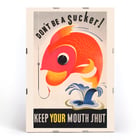 Seien Sie kein Trottel. Halten Sie den Mund geschlossen. Von einem unbekannten Künstler mit abstraktem Fisch und Haken. Poster mit dem Titel „Sei kein Trottel, halt den Mund“ zeigt einen bunten Fisch neben einem Haken mit einer fetten Botschaft