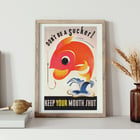Seien Sie kein Trottel. Halten Sie den Mund geschlossen. Von einem unbekannten Künstler mit abstraktem Fisch und Haken. Poster mit dem Titel „Sei kein Trottel, halt den Mund“ zeigt einen bunten Fisch neben einem Haken mit einer fetten Botschaft