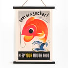 Seien Sie kein Trottel. Halten Sie den Mund geschlossen. Von einem unbekannten Künstler mit abstraktem Fisch und Haken. Poster mit dem Titel „Sei kein Trottel, halt den Mund“ zeigt einen bunten Fisch neben einem Haken mit einer fetten Botschaft