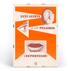 Esta alarma a los peligros Reportelos von zeigt Ohr-, Augen- und Mundsymbole in einem Sicherheitsplakat Poster mit dem Titel „Esta alerta a los peligros Reportelos“ mit einem Ohr, Auge und Mund in einem kräftigen orange-weißen Design