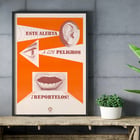 Esta alarma a los peligros Reportelos von zeigt Ohr-, Augen- und Mundsymbole in einem Sicherheitsplakat Poster mit dem Titel „Esta alerta a los peligros Reportelos“ mit einem Ohr, Auge und Mund in einem kräftigen orange-weißen Design