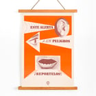 Esta alarma a los peligros Reportelos von zeigt Ohr-, Augen- und Mundsymbole in einem Sicherheitsplakat Poster mit dem Titel „Esta alerta a los peligros Reportelos“ mit einem Ohr, Auge und Mund in einem kräftigen orange-weißen Design