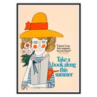 Frau mit Hut und einem Buch von Bill Sokol aus Take a Book Along This Summer Poster von Bill Sokol zeigt eine Frau mit einem gelben Hut, die ein Buch und Blumen mit dem Text „Nimm diesen Sommer ein Buch mit“ hält