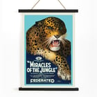 Poster mit einem wilden Leoparden aus „Miracles of the Jungle“ von EA Martin Selig Studios. Poster mit dem Titel „Miracles of the Jungle“ zeigt einen brüllenden Leoparden mit auffälligen grünen Augen und fettem Text vor blauem Hintergrund.