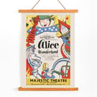 Alice im Wunderland von Artcraft Lithographie farbenfrohes Theaterplakatdesign Farbenfrohes Poster für Alice im Wunderland von Artcraft Lithograph mit skurrilen Figuren aus dem klassischen Märchen