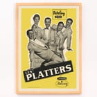 Das Vintage-Musikposter von The Platters, Kunstwerk von Les Platters. Poster mit The Platters und dem Artwork-Titel „The Platters“ tanzend und lächelnd vor einem gelben Hintergrund für Barclay Disques.
