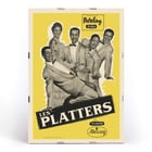 Das Vintage-Musikposter von The Platters, Kunstwerk von Les Platters. Poster mit The Platters und dem Artwork-Titel „The Platters“ tanzend und lächelnd vor einem gelben Hintergrund für Barclay Disques.