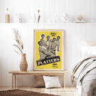 Das Vintage-Musikposter von The Platters, Kunstwerk von Les Platters. Poster mit The Platters und dem Artwork-Titel „The Platters“ tanzend und lächelnd vor einem gelben Hintergrund für Barclay Disques.