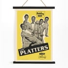 Das Vintage-Musikposter von The Platters, Kunstwerk von Les Platters. Poster mit The Platters und dem Artwork-Titel „The Platters“ tanzend und lächelnd vor einem gelben Hintergrund für Barclay Disques.