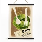 Obra de arte Eat Greens for Health – Feed Right to Feel Right de Hans Schleger que muestra una cabeza de lechuga con utensilios superpuestos. Póster titulado Eat Greens for Health – Feed Right to Feel Right de Hans Schleger presenta lechuga y utensilios que promueven una alimentación saludable.