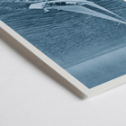 Segeln auf dem Nantucket Sound von Geo. I Wilcox, ausgestellt im Coffee Shop Hotel Syracuse Ein Vintage-Poster mit dem Titel „Coffee Shop Hotel Syracuse“ mit einem Segelboot auf dem Nantucket Sound und einer blau getönten Fotografie von Geo I Wilcox.
