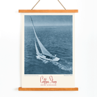 Segeln auf dem Nantucket Sound von Geo. I Wilcox, ausgestellt im Coffee Shop Hotel Syracuse Ein Vintage-Poster mit dem Titel „Coffee Shop Hotel Syracuse“ mit einem Segelboot auf dem Nantucket Sound und einer blau getönten Fotografie von Geo I Wilcox.