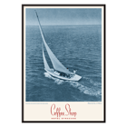Segeln auf dem Nantucket Sound von Geo. I Wilcox, ausgestellt im Coffee Shop Hotel Syracuse Ein Vintage-Poster mit dem Titel „Coffee Shop Hotel Syracuse“ mit einem Segelboot auf dem Nantucket Sound und einer blau getönten Fotografie von Geo I Wilcox.
