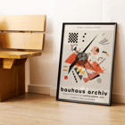 Obra abstracta de la exposición Orange Bauhaus de Wassily Kandinsky. Cartel de la exposición del archivo Bauhaus para la obra Naranja de Wassily Kandinsky con formas geométricas abstractas en varios colores.