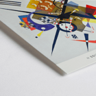 Cuadro abstracto de Wassily Kandinsky titulado Auf Weiss II exhibido en exposición Bauhaus con formas geométricas y colores vibrantes Póster de Bauhaus Archiv con la obra de arte abstracta Auf Weiss II de Wassily Kandinsky para una exposición de Gestalt en el museo de Berlín