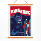 Póster de la película King Kong de Boye que presenta una escena icónica con un mono gigante y una mujer. Afiche de la película King Kong de Boye que muestra a un gorila gigante con ojos rojos agarrando un edificio con una mujer con un vestido rojo levantando su mano.
