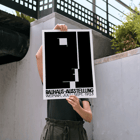 Schwarz-weißes geometrisches abstraktes Kunstwerk von Joost Schmidt von der Bauhaus-Ausstellung Weimar. Poster der Bauhaus-Ausstellung von László Moholy-Nagy mit abstrakten geometrischen Formen in Schwarz und Weiß.