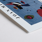 Cartel de la exposición que presenta la colorida obra abstracta Mujer y pájaro en la noche de Joan Miró Póster de la obra de arte abstracta Mujer y pájaro en la noche de Joan Miró que presenta formas coloridas sobre un fondo azul