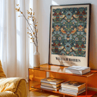 Aufwändiges Kunstwerk mit Blumen- und Vogelmuster „Strawberry Thief“ von William Morris. Poster von Strawberry Thief von William Morris mit komplizierten Blumen- und Vogelmustern in satten Farben.