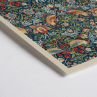 Aufwändiges Kunstwerk mit Blumen- und Vogelmuster „Strawberry Thief“ von William Morris. Poster von Strawberry Thief von William Morris mit komplizierten Blumen- und Vogelmustern in satten Farben.
