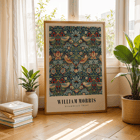 Aufwändiges Kunstwerk mit Blumen- und Vogelmuster „Strawberry Thief“ von William Morris. Poster von Strawberry Thief von William Morris mit komplizierten Blumen- und Vogelmustern in satten Farben.