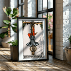 La carta del tarot El Colgado de Rider Waite presenta una figura suspendida boca abajo de un poste de madera. Póster que representa el Tarot - El Colgado de Rider Waite que muestra a un hombre colgado boca abajo de una pierna desde una estructura de madera.