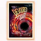 Obra de arte titulada Devoured by Gravity de la NASA que presenta una vibrante ilustración cósmica. Póster titulado Devorado por la gravedad por la NASA presenta una representación colorida y arremolinada de un agujero negro consumiendo materia.