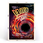 Obra de arte titulada Devoured by Gravity de la NASA que presenta una vibrante ilustración cósmica. Póster titulado Devorado por la gravedad por la NASA presenta una representación colorida y arremolinada de un agujero negro consumiendo materia.