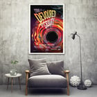 Obra de arte titulada Devoured by Gravity de la NASA que presenta una vibrante ilustración cósmica. Póster titulado Devorado por la gravedad por la NASA presenta una representación colorida y arremolinada de un agujero negro consumiendo materia.