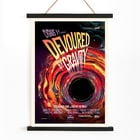 Obra de arte titulada Devoured by Gravity de la NASA que presenta una vibrante ilustración cósmica. Póster titulado Devorado por la gravedad por la NASA presenta una representación colorida y arremolinada de un agujero negro consumiendo materia.