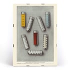 Lilly-Solvets für Lösungen von Eli Lilly and Company mit bunten chemischen Proben in Glasröhrchen. Poster mit verschiedenen bunten Fläschchen mit Tabletten von Lilly Solvets für Lösungen von Eli Lilly & Company.