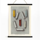 Lilly-Solvets für Lösungen von Eli Lilly and Company mit bunten chemischen Proben in Glasröhrchen. Poster mit verschiedenen bunten Fläschchen mit Tabletten von Lilly Solvets für Lösungen von Eli Lilly & Company.