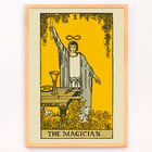 Der Magier aus dem illustrierten Schlüssel zum Tarot von Lauron William de Laurence zeigt eine Figur mit erhobenem Zauberstab und einer Tabelle mit Symbolen Poster der Tarotkarte „Der Magier“ zeigt eine Figur mit erhobenem Arm und Symbolen von Lauron William de Laurence.